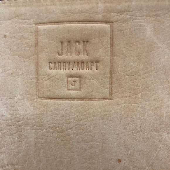 ⭐️ NWT - Jill-E Designs Beck 7" Mini Tablet Carrying Case/Sleeve with Stand -Tan - Picture 2 of 6